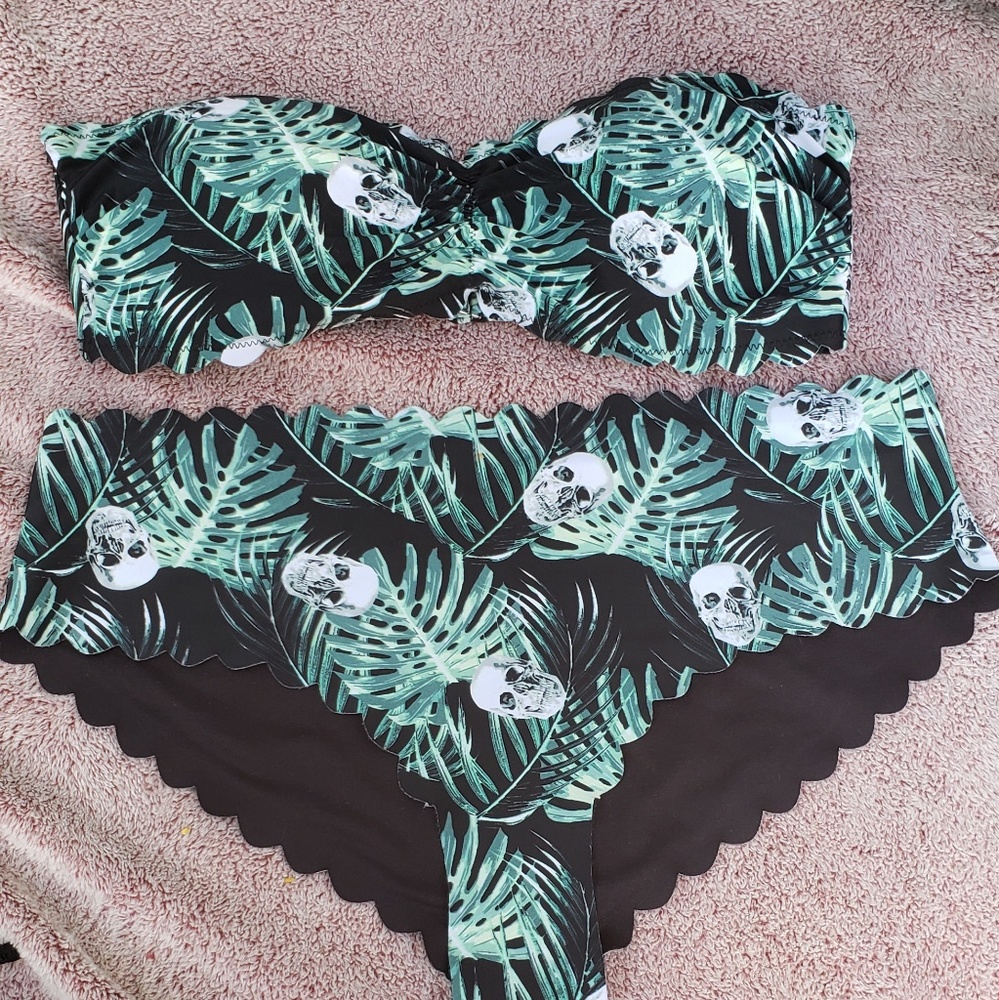 NWOT Midnight Hour scalloped skull & leaf bikini